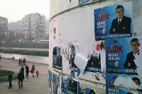 Affiches électorales du parti albanais LDK à Mitrovica Sud