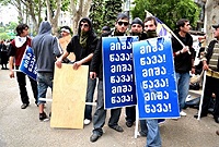 Manifestants à Tbilissi, le 22 mai 2011. Sur les affiches: «Micha, va-t-en!»