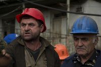 Deux mineurs pendant la manifestation à la mine de Tchiatoura, Giorgi Gogua, 18 octobre 2012.