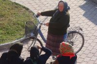 Quelques femmes âgées discutent dans le village de Buruieneşti 