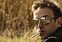 homme avec lunettes de soleil et cigarette