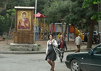 Passant dans une rue de Tbilissi