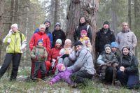 A.Markovski (en anorak bleu) pose avec son équipe devant un pin vieux de 230 ans dans les environs de Petrozavodsk.