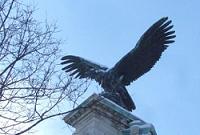 Un Turul, oiseau légendaire, protecteur de la nation hongroise, déploie ses ailes au-dessus de Budapest 