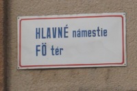 L'affichage bilingue est obligatoire dans les communes slovaques qui comportent une minorité représentant au moins 20% de la population. Panneau qui indique la Grande Place de Šahy (Ipolyság) en slovaque puis en hongrois