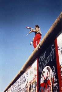 Jongleur sur le mur de Berlin, 16 novembre 1989.
