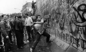 November 11th 1989: The fall of the Berlin Wall. Inhabitants of West Berlin work at breaking down the wall near the Brandenburg Gate. 19891111 11 novembre 1989: Chute du mur de Berlin. Des habitants de Berlin Ouest s'acharnent à casser le mur près de la Porte de Brandebourg 19891111