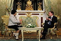 Rencontre entre le président russe D. Medvedev et la présidente du gouvernement provisoire kirghiz R. Otounbaïeva