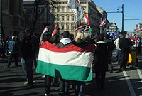 Des jeunes s'enveloppent du drapeau hongrois sur leur chemin vers un meeting du Jobbik à Budapest 