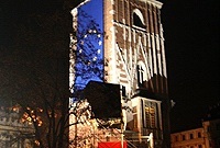 Tour de l’Hôtel de ville de Cracovie le soir de l’entrée de la Pologne dans l’UE