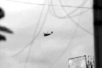 hélicoptère de l'OTAN dans le ciel d Kosovo
