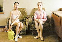 Série Islanders (2003), «In the corridor #4 (state academy of choreography Moscow)», Color Print 80 x 100 cm. @ Anastasia Khoroshilova