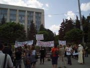 Manifestation anti-gay à Chisinau (2008). Les slogans sont les suivants: «Non à l’immoralité, oui à la famille», «Protégez les familles saines», «Ne faites pas une vertu d’un péché», «Maman (femme) + Papa (homme)»
