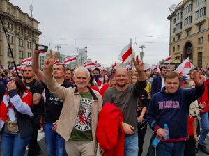 Les défenseurs des droits de l’Homme du centre « Viasna » (Printemps) Ales Bialiatski, Valiantsin Stefanovitch et Oulazdimir Labkovitch participent au rassemblement à Minsk le 23 août 2020 (avec l’aimable autorisation de Viasna).