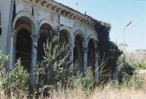 Un des nombreux bâtiments en ruines d’Abkhazie (photo Zadig Tisserand, 2020).