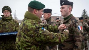 Un soldat français de la mission Lynx déployée en Estonie se voit remettre une médaille commémorative estonienne le 18 février 2022 à Tapa (source : ministère français des Armées).