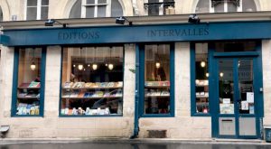 Les éditions Intervalles, rue bleue à Paris.