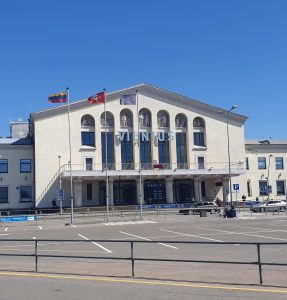 Façade de la gare d’arrivée de l’aéroport de Vilnius (10.05.2021).