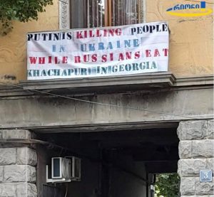 ‘Poutine tue des gens en Ukraine pendant que les Russes mangent des khachapuri en Géorgie’