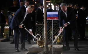 en marge du sommet de l’OCS de Samarcande (septembre 2022), les présidents russe et ouzbek plantent un arbre (source : site de la présidence de Russie).