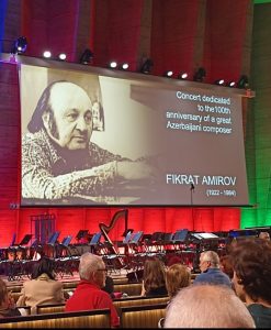 Le centenaire de la naissance du compositeur Fikret Amirov a été célébré en 2022. Lors d’un concert organisé à l’UNESCO, le public français a pu découvrir la combinaison entre modernité orchestrale et tradition instrumentale propre au célèbre compositeur azerbaidjanais (photo de l’auteur, 3 novembre 2022, UNESCO, Paris).