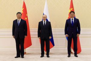 Les présidents Vladimir Poutine, Ukhnaagiin Khurelsukh et Xi Jinping, lors de leur rencontre à Samarcande, le 15 septembre 2022