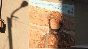 Portrait mural d'un jeune soldat arénien mort au combat en 2020