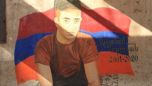 Fresque d'un drapeau de l'Arménie et d'ne soldat de 19 ans mort en 2020 dans la reprise du conflit avec l'Azerbaïdjan