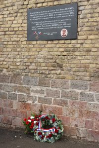 Plaque commémorative apposée en 2007 sur les murs du château de Riga, pour célébrer l’action de la Division navale française sous les ordres du Capitaine de vaisseau Jean-Joseph Brisson au profit de l’indépendance de la Lettonie en 1919 (source : Ambassade de France en Lettonie).