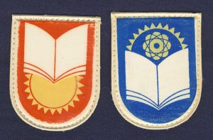 écussons cousus sur les uniformes scolaires des élèves soviétiques de 7 à 14 ans (à gauche) et de 15 à 18 ans (à droite), entre 1975 et 1991. 