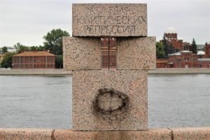 Face à la célèbre prison de kresty décrite par A. Akhmatova dans son poème Requiem, le Monument aux victimes des répressions politiques, Saint-Pétersbourg (photo Céline Bayou, 2019).