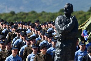 Les Forces armées croates, derrière la statue de l'ancien président Franjo Tudjman à Knin, 5 aoput 2025 (Copyright : ministère croate de la Défense/T. Brandt).