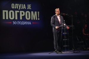 Discours du président Vučić le 3 août 2025 (derrière lui : « "Tempête" est un pogrom ! ») Copyright Présidence de la République de Serbie/Dimitrije Gol).