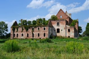 L'église de Kisielin, où 60 à 90 civils Polonais ont été assassinés par des indépendantistes ukrainiens en juillet 1943, est depuis restée en ruines. Sources : Viacheslav Galievskyi / Wikimedia..