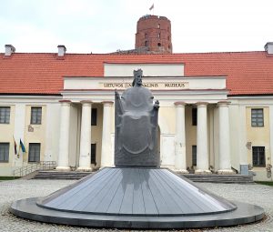 Statue du roi Mindaugas, devant le Musée national de Lituanie à Vilnius (copyright : Céline Bayou).