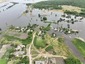 Inondation dans l'oblast de Kherson (10 juin 2023) suite à la destruction du barrage de Kakhovka par la Russie (source : Wikimedia Commons).